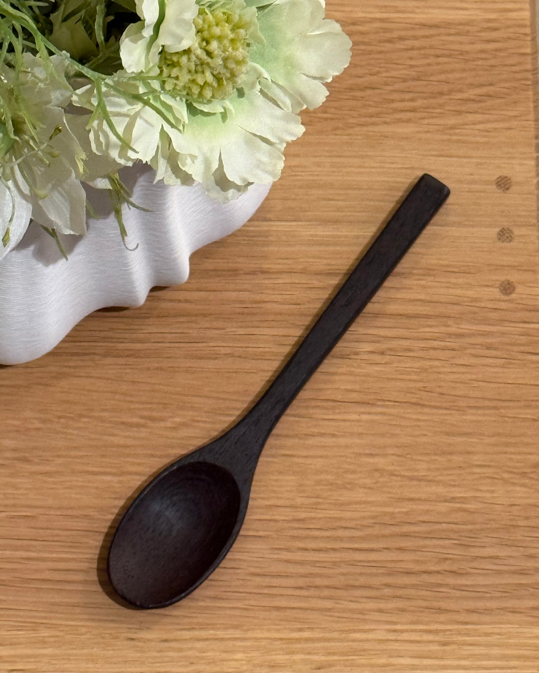 Träsked i mörkt trä 19 cm