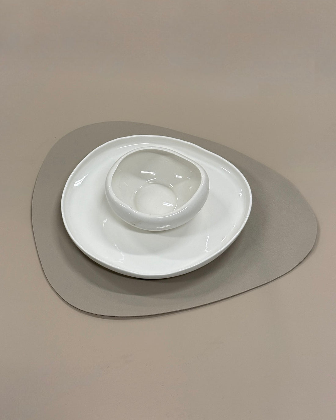 Oval bordstablett i beige
