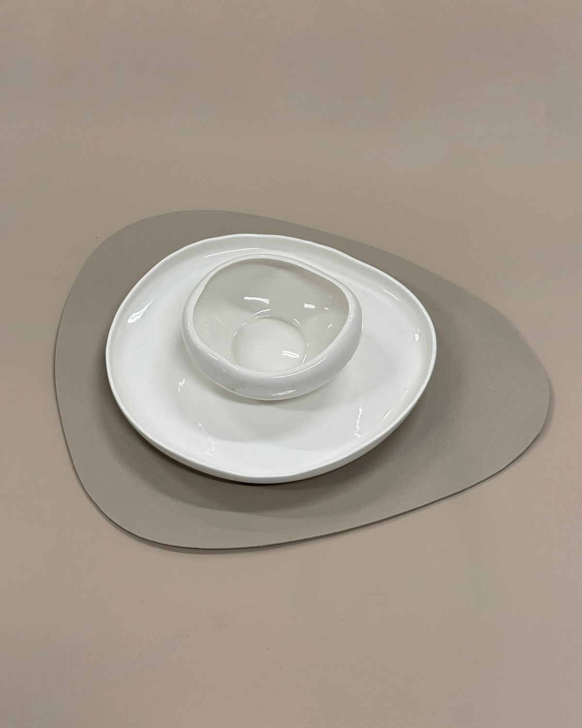 Oval bordstablett i beige – bild 2