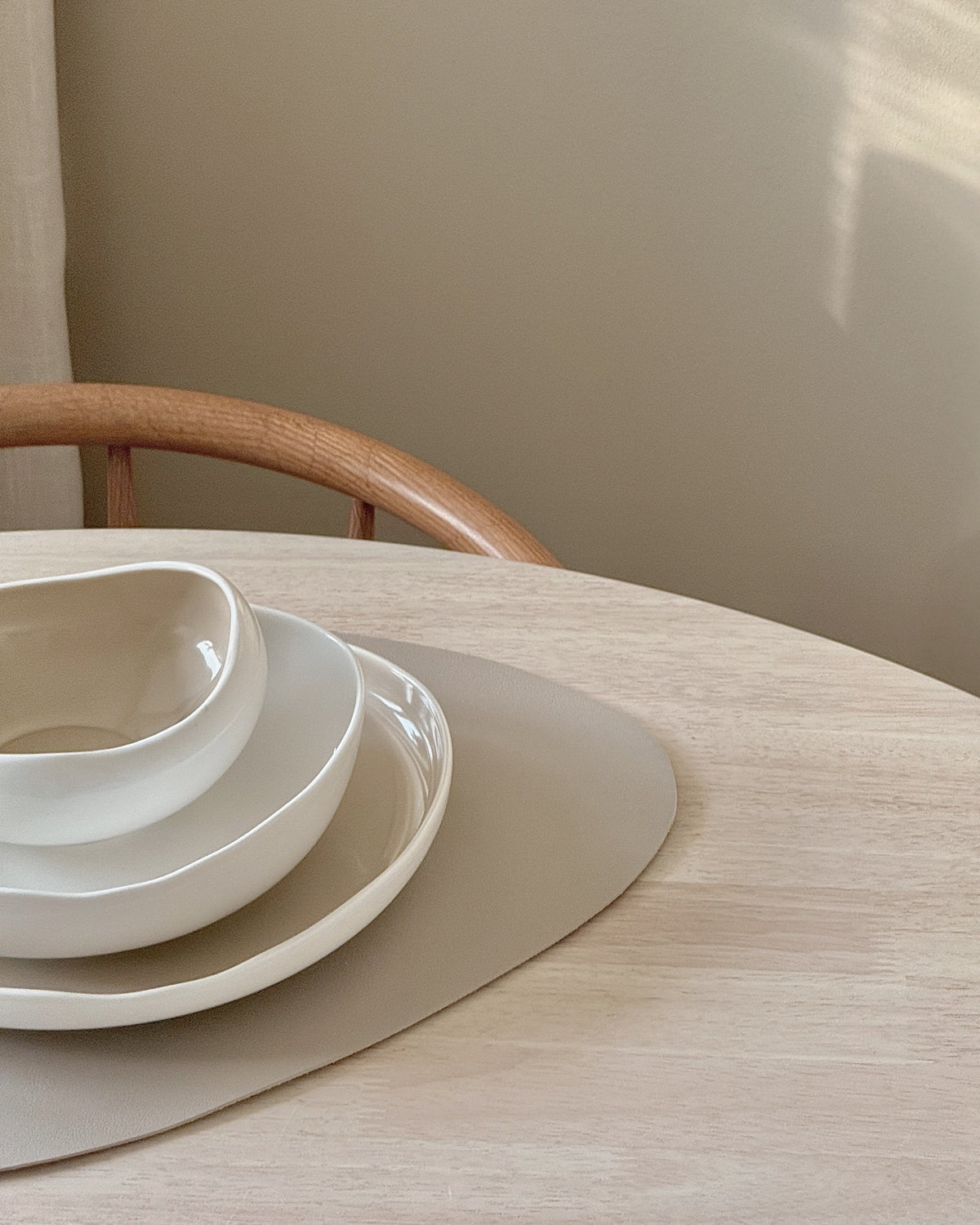 Oval bordstablett i beige – bild 3
