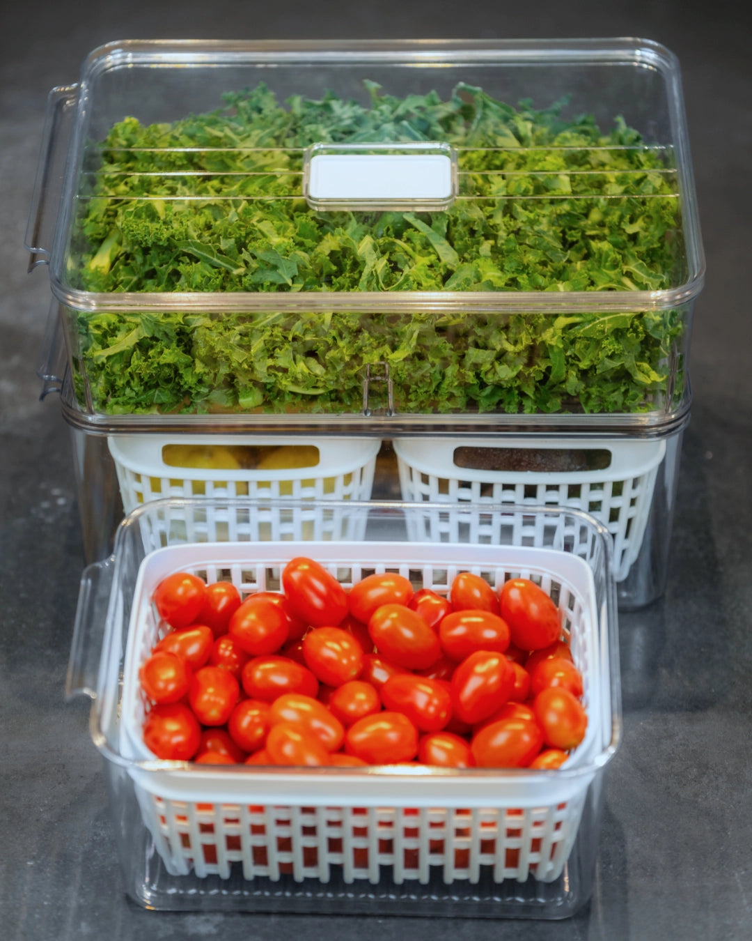 Stapelbar förvaringslåda med ventilationslock